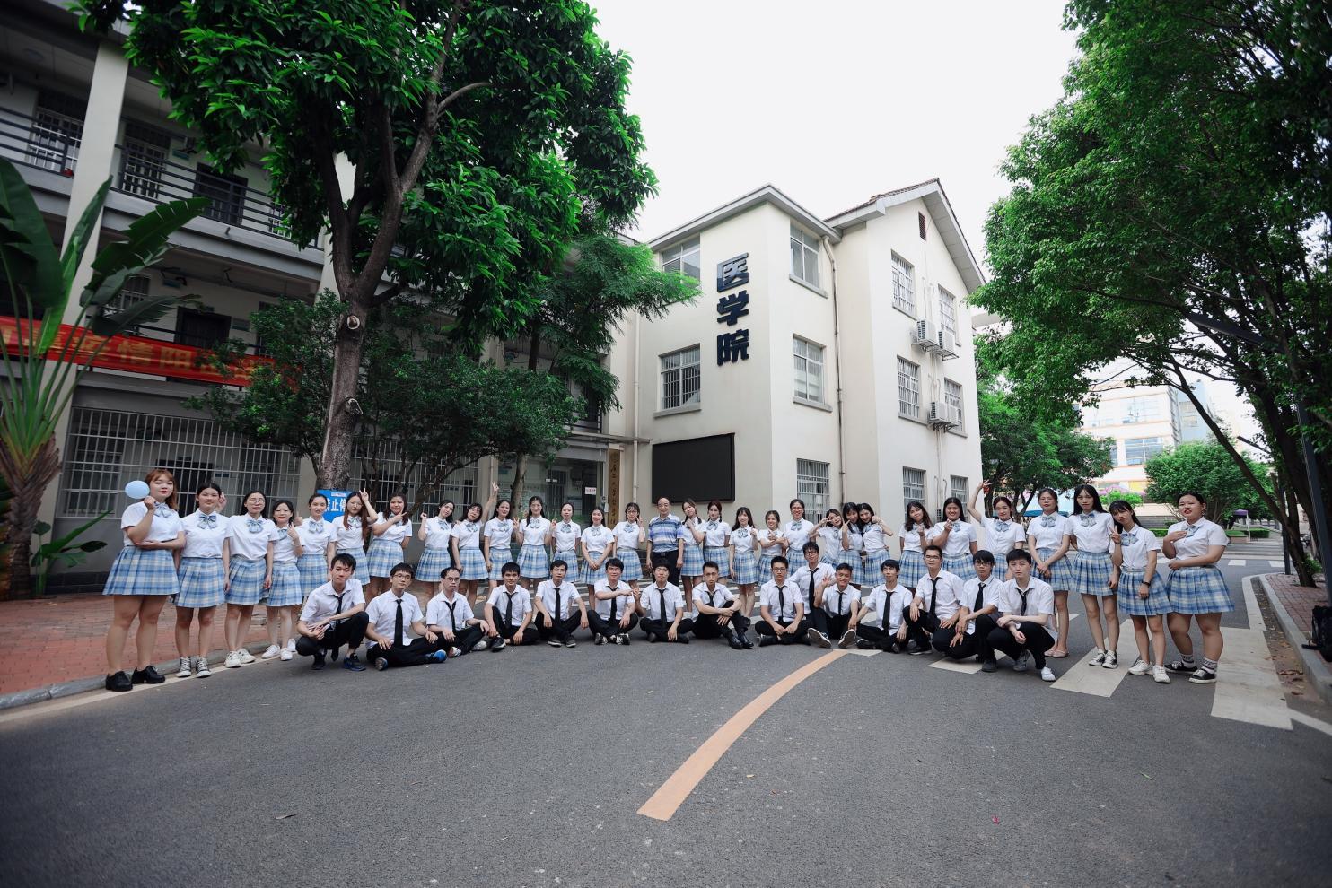 yl23411永利集团官网制药工程专业2020届毕业合影留念