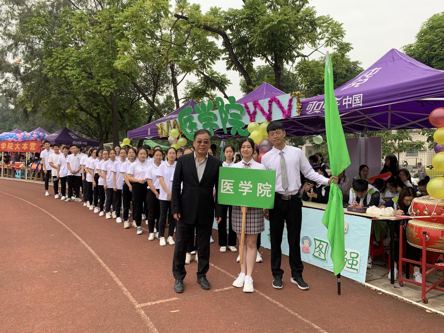 yl23411永利集团官网第50届大学生运动会yl23411永利集团官网齐院长与学生合照